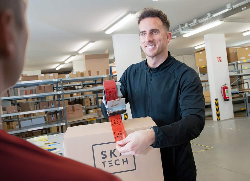 SKA Tech Mitarbeiter im Lager bei der Paketvorbereitung.